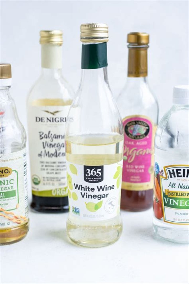 Can white vinegar replace white wine?