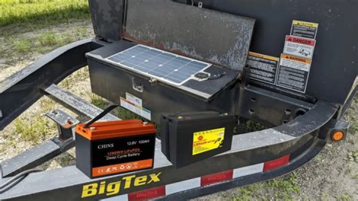 Does plugging my trailer in charge the battery?
