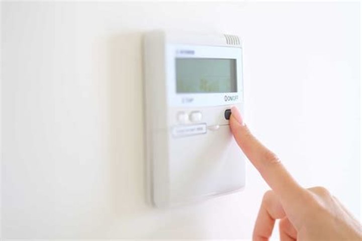 What does E1 mean on thermostat?