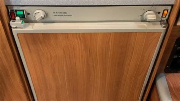 What does orange light mean on Dometic fridge?
